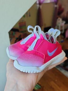 3.5 C Nike Kids Pink and White Slip-On Sneakers